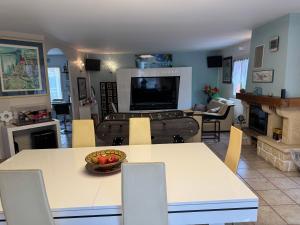 een woonkamer met een tafel met daarop een schaal fruit bij L'Olivier Tropical in Muret +7 foto's