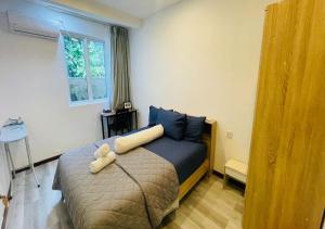 a bedroom with a large bed in a room at Surf Trip Maldives in Thulusdhoo
