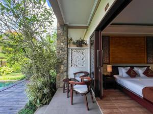 Postel nebo postele na pokoji v ubytování The Mudru Resort by Pramana Villas + 37 fotografií
