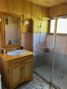 Koupelna v ubytování Le Gîte Robert + 18 fotografií
