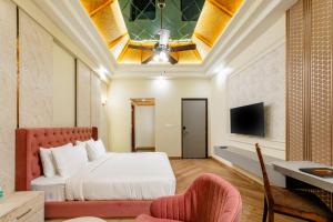 Televiisor ja/või meelelahutuskeskus majutusasutuses Savitri Resort
