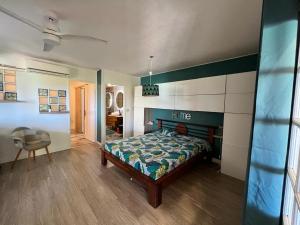 une chambre avec un lit et une chaise dedans dans l'établissement TI PARADI VUE MER, à Saint-François