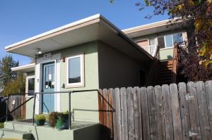 una casa con una valla delante en Base Camp Anchorage Hostel, en Anchorage