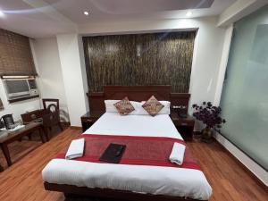 Postel nebo postele na pokoji v ubytování Hotel Shivdev International 2 Min Walk From Near New Delhi Railway Station
