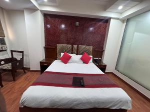 Postel nebo postele na pokoji v ubytování Hotel Shivdev International 2 Min Walk From Near New Delhi Railway Station