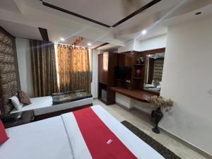 Postel nebo postele na pokoji v ubytování Hotel Shivdev International 2 Min Walk From Near New Delhi Railway Station