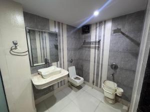 Koupelna v ubytování Hotel Shivdev International 2 Min Walk From Near New Delhi Railway Station