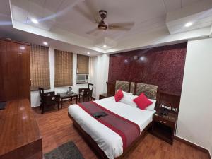 Postel nebo postele na pokoji v ubytování Hotel Shivdev International 2 Min Walk From Near New Delhi Railway Station