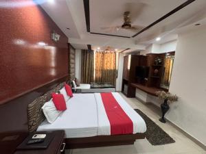 Postel nebo postele na pokoji v ubytování Hotel Shivdev International 2 Min Walk From Near New Delhi Railway Station