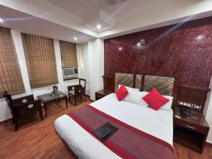 Postel nebo postele na pokoji v ubytování Hotel Shivdev International 2 Min Walk From Near New Delhi Railway Station