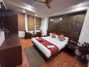 Postel nebo postele na pokoji v ubytování Hotel Shivdev International 2 Min Walk From Near New Delhi Railway Station