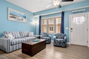 un soggiorno con un divano e due poltrone di Harbor Hideaway 1 Block to Beach AC a Hampton Beach