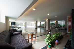 TV a/nebo společenská místnost v ubytování Alpina Hotels & Suites + 22 fotografií