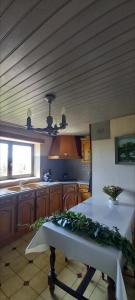 Kuchyň nebo kuchyňský kout v ubytování La croix des Landes gîte ou chambre d'hôte avec piscine à Chouvigny