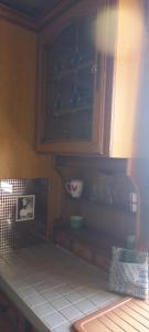 Kuchyň nebo kuchyňský kout v ubytování La croix des Landes gîte ou chambre d'hôte avec piscine à Chouvigny