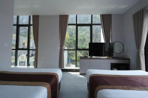 Postel nebo postele na pokoji v ubytování Cat Ba Viet Hoa Hotel & Residence - Pool & Bar