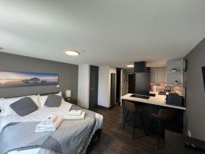 Uno in the City - Luxury Serviced Accommodation客房内的一张或多张床位