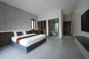 Postel nebo postele na pokoji v ubytování Cat Ba Viet Hoa Hotel & Residence - Pool & Bar