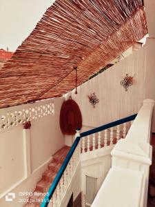 a staircase in a house with a straw roof at Résidence Dar Baba in Skikda