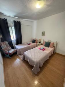 Postel nebo postele na pokoji v ubytování Lindo y acogedor Apartamento Grao Playa Gandia piso 5to sin ascensor