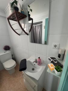 Koupelna v ubytování Lindo y acogedor Apartamento Grao Playa Gandia piso 5to sin ascensor