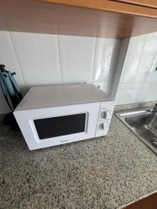 Kuchyň nebo kuchyňský kout v ubytování Lindo y acogedor Apartamento Grao Playa Gandia piso 5to sin ascensor