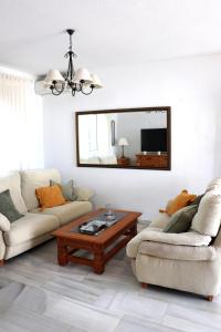 ein Wohnzimmer mit zwei Sofas und einem Couchtisch in der Unterkunft Charmigt hus med bästa läge i Torrox Costa in Torrox Costa + 11 Fotos