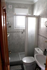 ein Badezimmer mit Dusche, Toilette und Waschbecken in der Unterkunft Charmigt hus med bästa läge i Torrox Costa in Torrox Costa