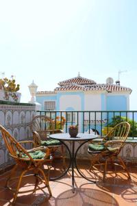 eine Terrasse mit Tisch und Stühlen auf einem Balkon in der Unterkunft Charmigt hus med bästa läge i Torrox Costa in Torrox Costa