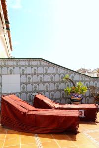 ein Raum mit zwei Tischen und einer Wand in der Unterkunft Charmigt hus med bästa läge i Torrox Costa in Torrox Costa