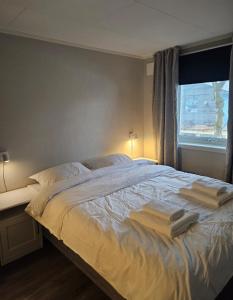 Ένα ή περισσότερα κρεβάτια σε δωμάτιο στο Downtown apartment in Kabelvåg