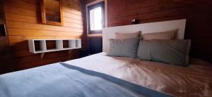 En eller flere senge i et værelse på Chalet confortable et tranquille