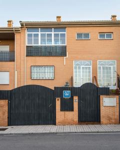 ein Ausstiegszeichen vor einem Backsteingebäude in der Unterkunft Casa Montesol in Cáceres