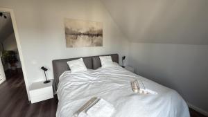 Ein Bett oder Betten in einem Zimmer der Unterkunft Ostsee - Reetdachhaus Nr 42 "Waterkant" im Strand Resort