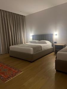 Postel nebo postele na pokoji v ubytování Skanderbeg Hotel