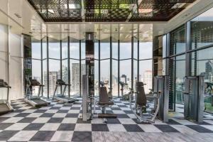 Fitnesscentret og/eller fitnessfaciliteterne på 5 Star Sukhumvit Condo Infinity Pool Gym Sauna
