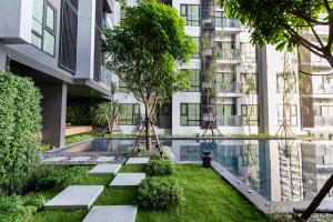 En have udenfor 5 Star Sukhumvit Condo Infinity Pool Gym Sauna