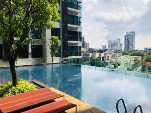 Swimmingpoolen hos eller tæt på 5 Star Sukhumvit Condo Infinity Pool Gym Sauna