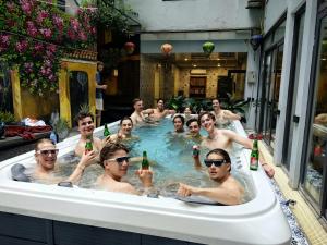 un gruppo di persone in una vasca da bagno che bevono birra di Hanoi Buffalo Hostel a Hanoi
