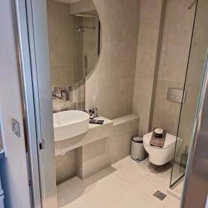 Bilik mandi di Afros Suites