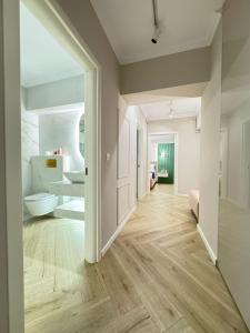 an empty room with a hallway with wood floors at Luxury Evergreen Towers by Glam Apartments in Iaşi