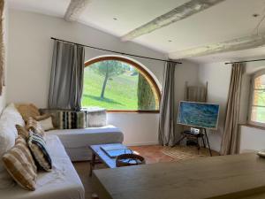 TV a/nebo společenská místnost v ubytování Lodge - Le Clos Devançon