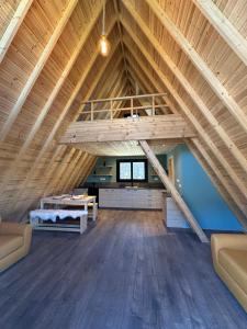 Χώρος καθιστικού στο Private Glamping Cabin for Family Getaway with BBQ
