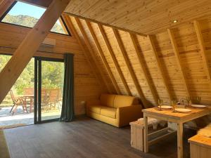 Χώρος καθιστικού στο Private Glamping Cabin for Family Getaway with BBQ