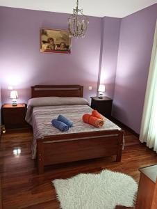 a bedroom with a bed with two pillows on it at Casa el patio in Ampuero