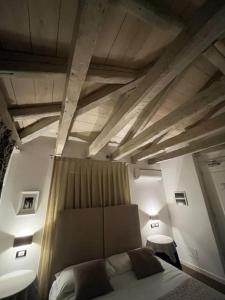Postel nebo postele na pokoji v ubytování Barbacan Boutique Hotel
