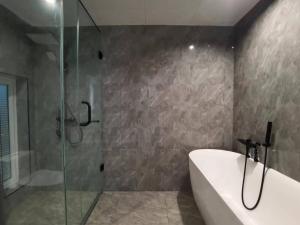 Hua Shan Hidden Spring Exclusive Villa - Entire Private Property 隐泉禅境全栋私邸的一间浴室