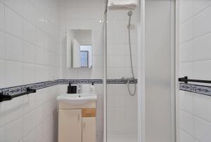 a bathroom with a shower and a sink at Casa Andaluza en el centro hisotrico de Estepona - PORTADA 16 in Estepona +27 photos