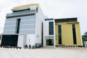 Skyview Resort في Otu: مبنى به اثنين من الدراجات النارية متوقفة أمامه