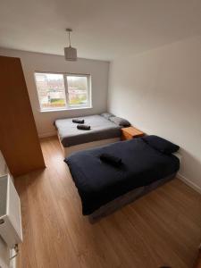 Postel nebo postele na pokoji v ubytování Superb En-suite Triple Room